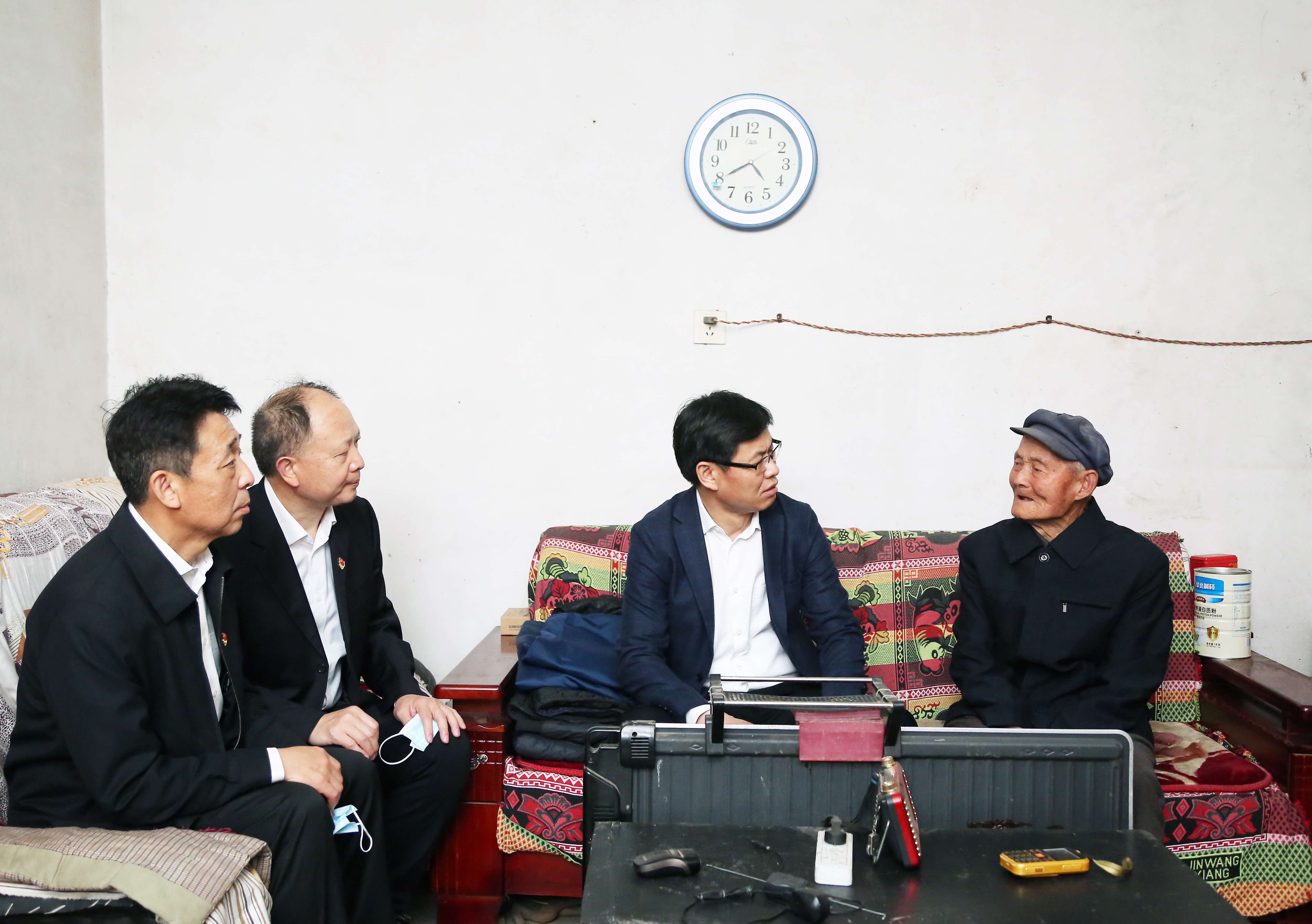 慰问老党员.jpg 慰问老党员.jpg