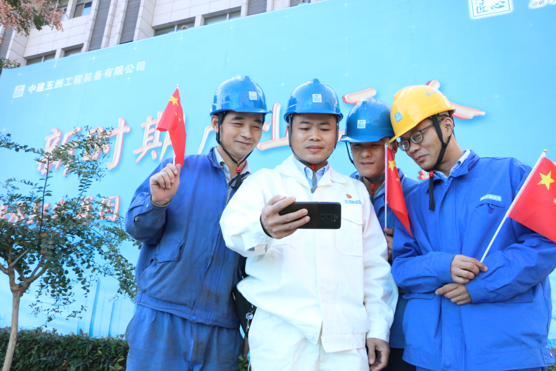 27.云顶国际安装车间一线产业工人在岗位阵地收看党的二十大开幕会.JPG